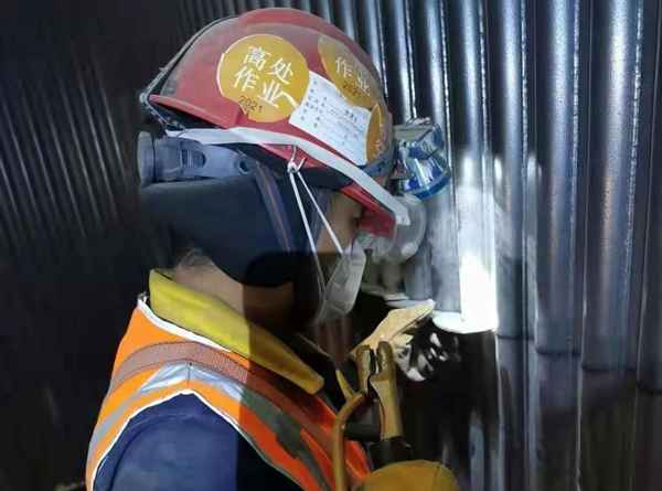 循环流化床锅炉导流板防磨隔板技术与防磨梁技术比较研究
